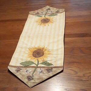 Pretty sunflower runner for your table to welcome Fall.